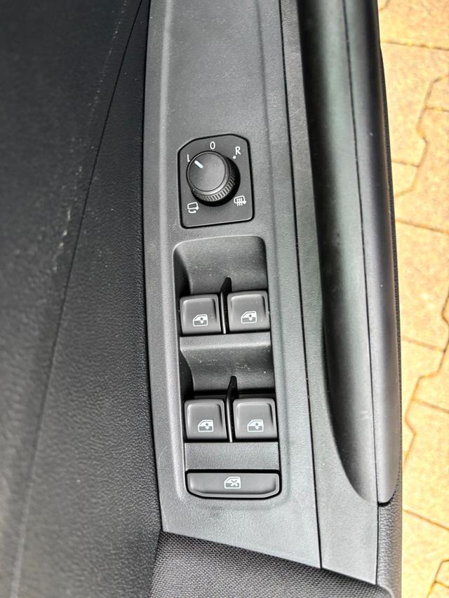 Skoda Fabia Extra Plus 1.0 TSI 116PS, 5 Jahre Garantie, BLACK-MAGIC METALLIC, CLIMATRONIC, BEHEIZTE FRONTSCHEIBE, SITZHEIZUNG, M-Lederlenkrad BEHEIZT, 15" ALU, Parksensoren hinten, R&uuml;ckfahrkamera, Infotainment 8", Virtual Cockpit, Tempomat, NSW, Wireless SmartLink 