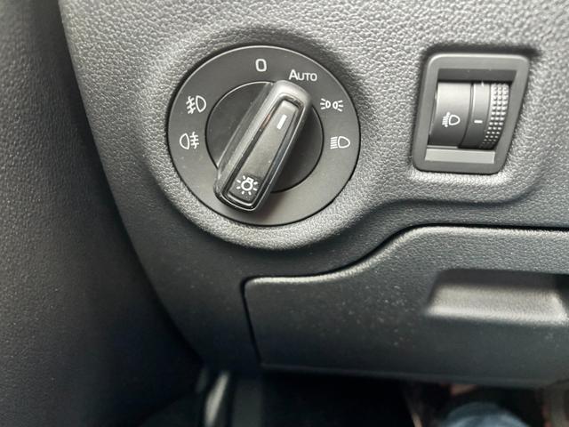 Skoda Fabia Extra Plus 1.0 TSI 116PS, 5 Jahre Garantie, SMOKEY-SILBER METALLIC, CLIMATRONIC, BEHEIZTE FRONTSCHEIBE, SITZHEIZUNG, M-Lederlenkrad BEHEIZT, 15" ALU, Parksensoren hinten, R&uuml;ckfahrkamera, Infotainment 8", Virtual Cockpit, Tempomat, NSW, Wireless SmartLink 
