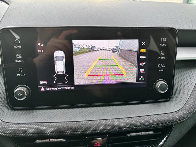 Skoda Fabia Extra Plus 1.0 TSI 116PS, 5 Jahre Garantie, SMOKEY-SILBER METALLIC, CLIMATRONIC, BEHEIZTE FRONTSCHEIBE, SITZHEIZUNG, M-Lederlenkrad BEHEIZT, 15" ALU, Parksensoren hinten, R&uuml;ckfahrkamera, Infotainment 8", Virtual Cockpit, Tempomat, NSW, Wireless SmartLink 