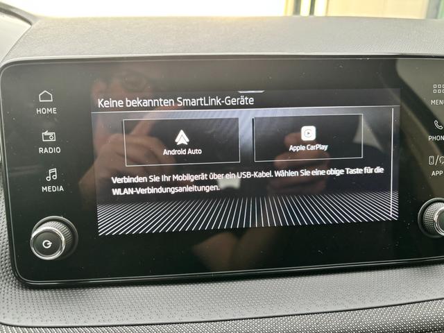 Skoda Fabia Extra Plus 1.0 TSI 116PS, 5 Jahre Garantie, SMOKEY-SILBER METALLIC, CLIMATRONIC, BEHEIZTE FRONTSCHEIBE, SITZHEIZUNG, M-Lederlenkrad BEHEIZT, 15" ALU, Parksensoren hinten, R&uuml;ckfahrkamera, Infotainment 8", Virtual Cockpit, Tempomat, NSW, Wireless SmartLink 