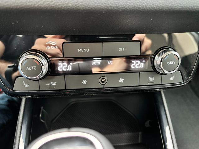 Skoda Fabia Extra Plus 1.0 TSI 116PS, 5 Jahre Garantie, SMOKEY-SILBER METALLIC, CLIMATRONIC, BEHEIZTE FRONTSCHEIBE, SITZHEIZUNG, M-Lederlenkrad BEHEIZT, 15" ALU, Parksensoren hinten, R&uuml;ckfahrkamera, Infotainment 8", Virtual Cockpit, Tempomat, NSW, Wireless SmartLink 