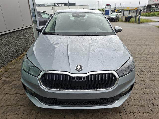 Skoda Fabia Extra Plus 1.0 TSI 116PS, 5 Jahre Garantie, SMOKEY-SILBER METALLIC, CLIMATRONIC, BEHEIZTE FRONTSCHEIBE, SITZHEIZUNG, M-Lederlenkrad BEHEIZT, 15" ALU, Parksensoren hinten, R&uuml;ckfahrkamera, Infotainment 8", Virtual Cockpit, Tempomat, NSW, Wireless SmartLink 
