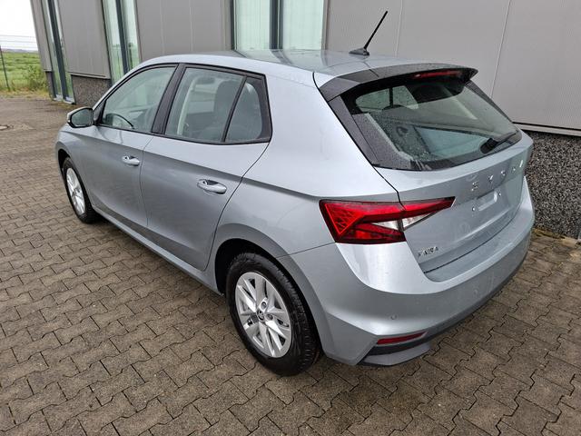 Skoda Fabia Extra Plus 1.0 TSI 116PS, 5 Jahre Garantie, SMOKEY-SILBER METALLIC, CLIMATRONIC, BEHEIZTE FRONTSCHEIBE, SITZHEIZUNG, M-Lederlenkrad BEHEIZT, 15" ALU, Parksensoren hinten, R&uuml;ckfahrkamera, Infotainment 8", Virtual Cockpit, Tempomat, NSW, Wireless SmartLink 