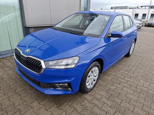 Skoda Fabia - Extra 1.0 80PS, 5 Jahre Garantie, Energy-Blau, Klimaanlage, Parksensoren hinten, Infotainment 8", Virtual Cockpit, LED-Scheinwerfer, Nebelscheinwerfer, Wireless SmartLink (Navi-Funktion &uuml;ber Smartphone), Armlehne vorn, Fu&szlig;matten
