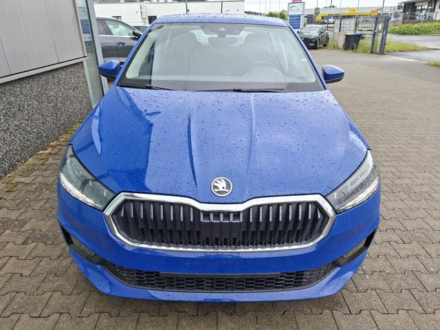 Skoda Fabia Extra 1.0 80PS, 5 Jahre Garantie, Energy-Blau, Klimaanlage, Parksensoren hinten, Infotainment 8", Virtual Cockpit, LED-Scheinwerfer, Nebelscheinwerfer, Wireless SmartLink (Navi-Funktion &uuml;ber Smartphone), Armlehne vorn, Fu&szlig;matten 