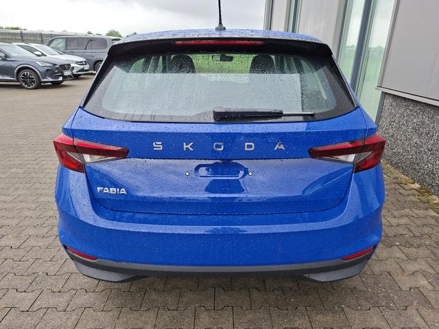 Skoda Fabia Extra 1.0 80PS, 5 Jahre Garantie, Energy-Blau, Klimaanlage, Parksensoren hinten, Infotainment 8", Virtual Cockpit, LED-Scheinwerfer, Nebelscheinwerfer, Wireless SmartLink (Navi-Funktion &uuml;ber Smartphone), Armlehne vorn, Fu&szlig;matten 