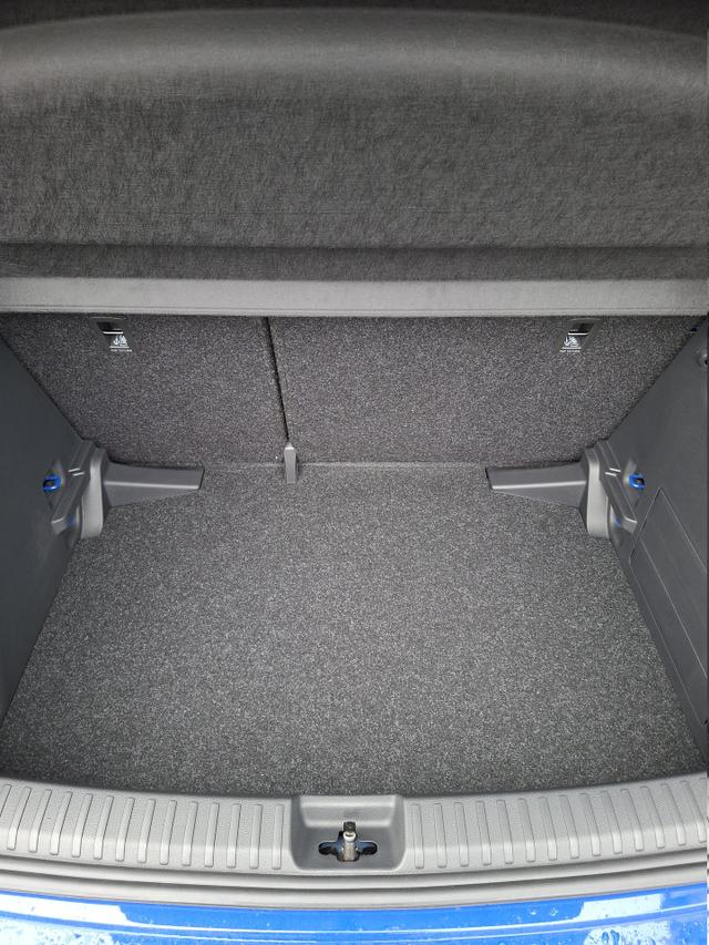 Skoda Fabia Extra 1.0 80PS, 5 Jahre Garantie, Energy-Blau, Klimaanlage, Parksensoren hinten, Infotainment 8", Virtual Cockpit, LED-Scheinwerfer, Nebelscheinwerfer, Wireless SmartLink (Navi-Funktion &uuml;ber Smartphone), Armlehne vorn, Fu&szlig;matten 