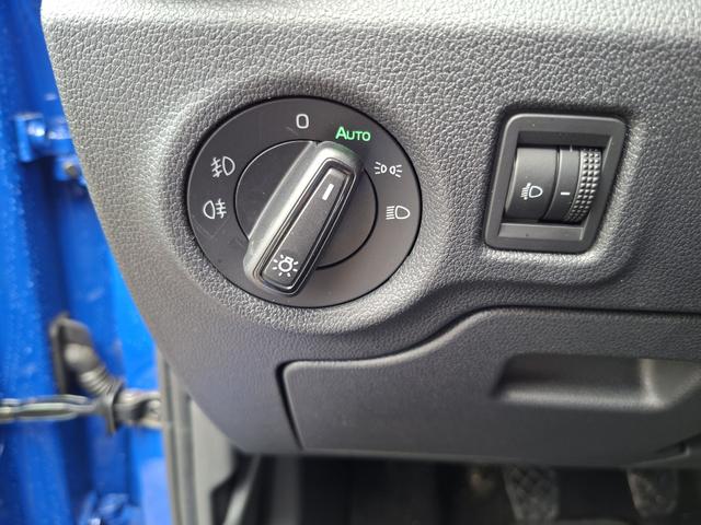 Skoda Fabia Extra 1.0 80PS, 5 Jahre Garantie, Energy-Blau, Klimaanlage, Parksensoren hinten, Infotainment 8", Virtual Cockpit, LED-Scheinwerfer, Nebelscheinwerfer, Wireless SmartLink (Navi-Funktion &uuml;ber Smartphone), Armlehne vorn, Fu&szlig;matten 