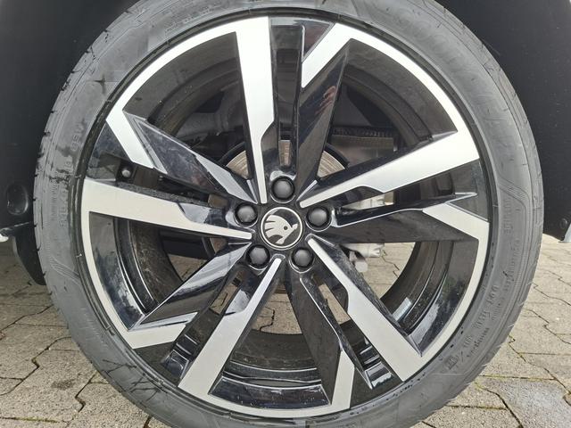 Skoda Kamiq Monte Carlo 1.5 TSI 150PS DSG, 5J GARANTIE, WEISS-MET/Dach schwarz, 18" ALU, AHK SCHWENKBAR, Panoramadach, Matrix-LED, Parksensoren v/h, Kamera, Tempomat, Virtual Cockpit (8"!!), Kessy, Winter-Paket, Climatronic, Radio 8", SmartLink, NSW, Sport-M-Lederlenkrad beheizt 