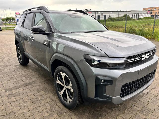 Dacia Bigster Journey FULL-HYBRID 155 (Benzin+Elektro), GRAU-METALLIC/DACH SCHWARZ, BEHEIZTE FRONTSCHEIBE, SITZHEIZUNG, LENRADKRADHEIZUNG, TOTER-WINKEL-ASSISTENT, PARKSENSOREN VORN/HINTEN, MULTIVIEW-KAMERA, 18" ALUFELGEN, PRIVACY-GLAS, NAVIGATION, ELEKTR. HECKKLAPPE, ACC 