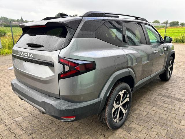Dacia Bigster Journey FULL-HYBRID 155 (Benzin+Elektro), GRAU-METALLIC/DACH SCHWARZ, BEHEIZTE FRONTSCHEIBE, SITZHEIZUNG, LENRADKRADHEIZUNG, TOTER-WINKEL-ASSISTENT, PARKSENSOREN VORN/HINTEN, MULTIVIEW-KAMERA, 18" ALUFELGEN, PRIVACY-GLAS, NAVIGATION, ELEKTR. HECKKLAPPE, ACC 