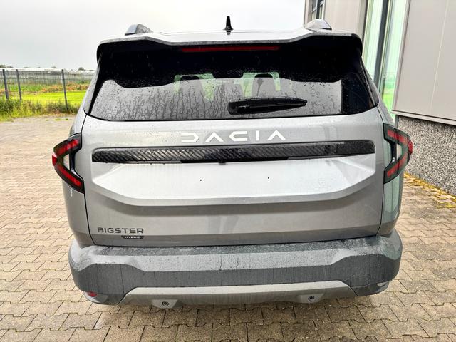 Dacia Bigster Journey FULL-HYBRID 155 (Benzin+Elektro), GRAU-METALLIC/DACH SCHWARZ, BEHEIZTE FRONTSCHEIBE, SITZHEIZUNG, LENRADKRADHEIZUNG, TOTER-WINKEL-ASSISTENT, PARKSENSOREN VORN/HINTEN, MULTIVIEW-KAMERA, 18" ALUFELGEN, PRIVACY-GLAS, NAVIGATION, ELEKTR. HECKKLAPPE, ACC 