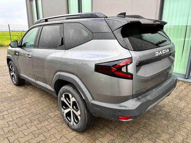 Dacia Bigster Journey FULL-HYBRID 155 (Benzin+Elektro), GRAU-METALLIC/DACH SCHWARZ, BEHEIZTE FRONTSCHEIBE, SITZHEIZUNG, LENRADKRADHEIZUNG, TOTER-WINKEL-ASSISTENT, PARKSENSOREN VORN/HINTEN, MULTIVIEW-KAMERA, 18" ALUFELGEN, PRIVACY-GLAS, NAVIGATION, ELEKTR. HECKKLAPPE, ACC 