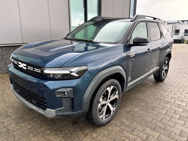 Dacia Bigster - Journey FULL-HYBRID 155 (Benzin+Elektro), BLAU-METALLIC/DACH SCHWARZ, BEHEIZTE FRONTSCHEIBE, SITZHEIZUNG, LENRADKRADHEIZUNG, TOTER-WINKEL-ASSISTENT, PARKSENSOREN VORN/HINTEN, MULTIVIEW-KAMERA, 18" ALUFELGEN, PRIVACY-GLAS, NAVIGATION, ELEKTR. HECKKLAPPE, ACC