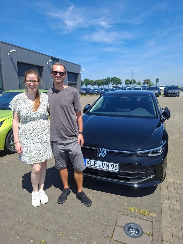 Fahrezugübergabe eines VW Golf 