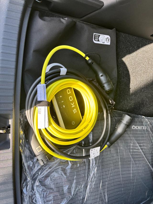 Skoda Elroq RS 4x4/ALLRAD, 20" Alufelgen, FULL-LED-MATRIX, Elektr. Fahrersitz mit Memory/Massage, 2-Zonen-Climatronic, Sitzheizung, Parksensoren vorn/hinten, R&uuml;ckfahrkamera, SunSet, Infotainment 13" + NAVIGATION, Beheizbares M-Lederlenkrad, Alarm, Dachreling 