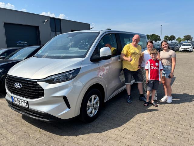 Fahrzeugübergabe eines Ford Tourneo Custom an Fam. van der Zanden