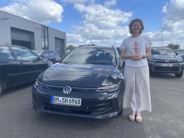 Fahrzeugübergabe eines VW Golf Variant 