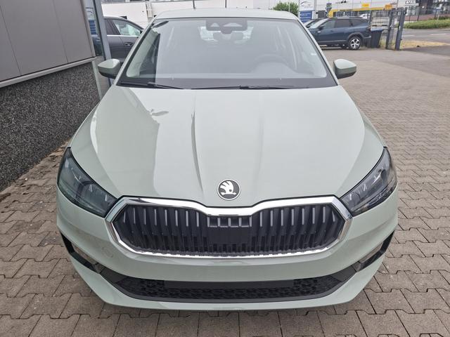 Skoda Fabia Extra Plus 1.0 TSI 116PS, 5 Jahre Garantie, TIMIANO-GR&Uuml;N Sonderlackierung, CLIMATRONIC, BEHEIZTE FRONTSCHEIBE, SITZHEIZUNG, M-Lederlenkrad BEHEIZT, 15" ALU, Parksensoren hinten, R&uuml;ckfahrkamera, Infotainment 8", Virtual Cockpit, Tempomat, NSW, Wireless SmartLink 