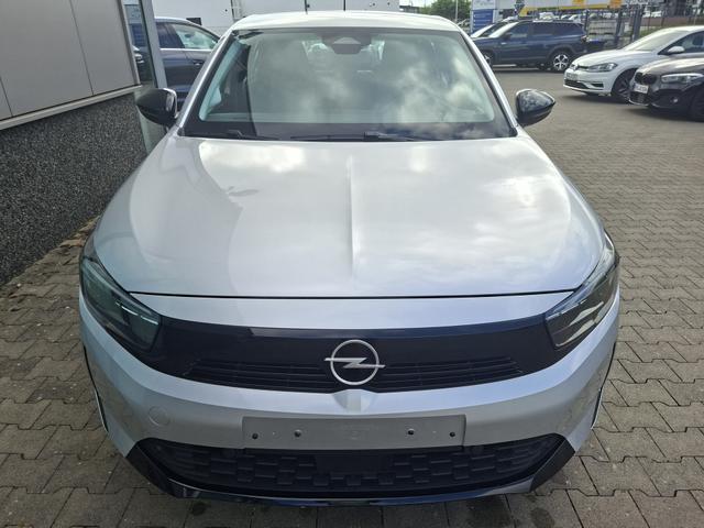 Opel Corsa (ca. 37% Preisvorteil) 1.2 Turbo 100PS "EDITION", Silber-Metallic, 16" Alufelgen, Sitzheizung, Lederlenkrad beheizt, Parksensoren hinten, Klimaanlage, Radio AndroidAuto/Apple CarPlay, Tempomat, ZV mit Fernbedienung 