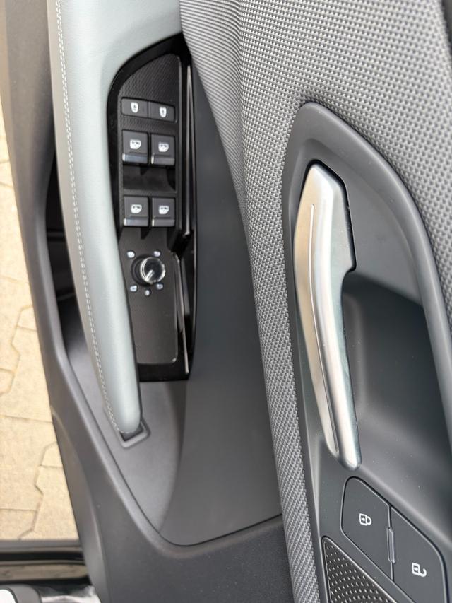 Audi Q3 Basis 2.0 TSI 204PS quattro (Allrad), 5 JAHRE GARANTIE, Technopaket PLUS, Metallic, Anh&auml;ngerkupplung, PANORAMADACH, DIGITALE MATRIX, Exterieur+Interieur S line Paket, 20" ALU 5-Speichen-Tripod, PRIVACY-Glas, SPORTPAKET, Exterieurpaket schwarz, Dynamikpaket 