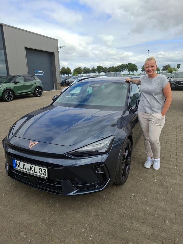Fahrzeugübergabe eines Cupra Leon Sportstourer 2.0 TSI ; 150KW/204PS ; 7-Gang-DSG 4-Drive an Frau Möbus aus Datteln mit einem Preisvorteil von ca. 26%