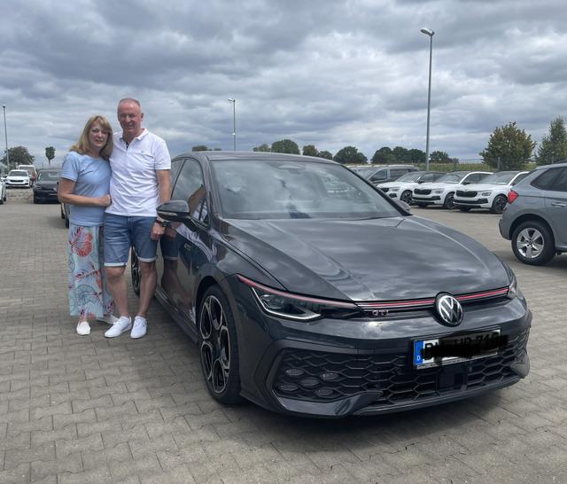 Fahrzeugübergabe eines VW Golf 