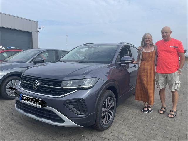 Fahrzeugübergabe eines Volkswagen T-Cross 