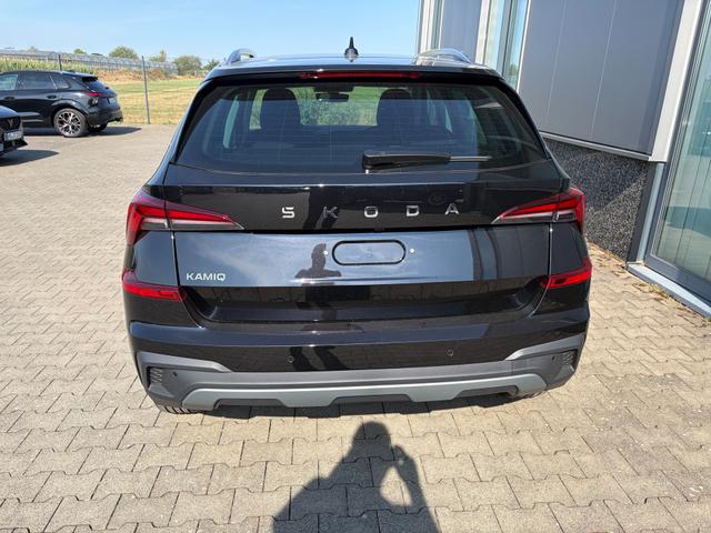Skoda Kamiq Selection 1.0 TSI 115PS, 5J GARANTIE, Schwarz-METALLIC, ELEKTR. HECKKLAPPE, ANH&Auml;NGERKUPPLUNG, BEH. FRONTSCHEIBE, Sitzheizung, Lenkradheizung, Ladeboden var, ACC, SIDE Assist, Virtual Cockpit 10", Parksensoren v/h, Kamera, KESSY, Privacy-Glas, 16" Alu, Climatronic 