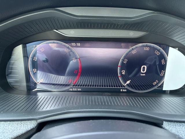 Skoda Kamiq Selection 1.0 TSI 115PS, 5J GARANTIE, Schwarz-METALLIC, ELEKTR. HECKKLAPPE, ANH&Auml;NGERKUPPLUNG, BEH. FRONTSCHEIBE, Sitzheizung, Lenkradheizung, Ladeboden var, ACC, SIDE Assist, Virtual Cockpit 10", Parksensoren v/h, Kamera, KESSY, Privacy-Glas, 16" Alu, Climatronic 