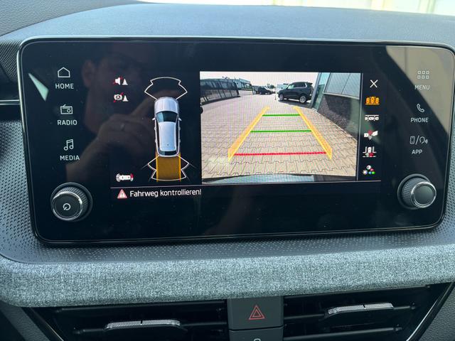 Skoda Kamiq Selection 1.0 TSI 115PS, 5J GARANTIE, Schwarz-METALLIC, ELEKTR. HECKKLAPPE, ANH&Auml;NGERKUPPLUNG, BEH. FRONTSCHEIBE, Sitzheizung, Lenkradheizung, Ladeboden var, ACC, SIDE Assist, Virtual Cockpit 10", Parksensoren v/h, Kamera, KESSY, Privacy-Glas, 16" Alu, Climatronic 