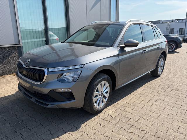 Skoda Kamiq Selection 1.0 TSI 115PS, 5J GARANTIE, Grau-METALLIC, ELEKTR. HECKKLAPPE, ANH&Auml;NGERKUPPLUNG, BEH. FRONTSCHEIBE, Sitzheizung, Lenkradheizung, Ladeboden var, ACC, SIDE Assist, Virtual Cockpit 10", Parksensoren v/h, Kamera, KESSY, Privacy-Glas, 16" Alu, Climatronic 
