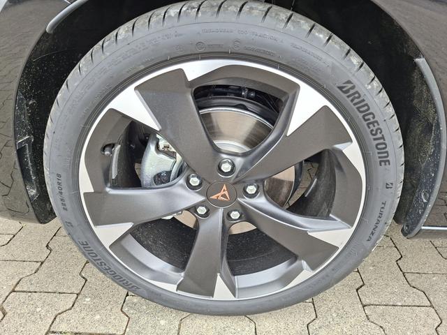 Cupra Leon Sportstourer Basis 1.5 eTSI 150PS DSG (AUTOMATIK), SCHWARZ, ANH&Auml;NGERKUPPLUNG, ELEKTR. HECKKLAPPE, KESSY, ALARM, R&Uuml;CKFAHRKAMERA, 18" Alu, Sitzheizung, M-Lederlenkrad beheizt, Parksensoren vorne und hinten, Adaptiver Tempomat, 3-Zonen-Climatronic, Radio 12,9" + Full Link 
