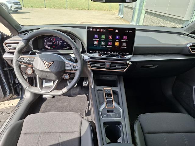 Cupra Leon Sportstourer Basis 1.5 eTSI 150PS DSG (AUTOMATIK), SCHWARZ, ANH&Auml;NGERKUPPLUNG, ELEKTR. HECKKLAPPE, KESSY, ALARM, R&Uuml;CKFAHRKAMERA, 18" Alu, Sitzheizung, M-Lederlenkrad beheizt, Parksensoren vorne und hinten, Adaptiver Tempomat, 3-Zonen-Climatronic, Radio 12,9" + Full Link 