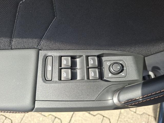 Cupra Leon Sportstourer Basis 1.5 eTSI 150PS DSG (AUTOMATIK), SCHWARZ, ANH&Auml;NGERKUPPLUNG, ELEKTR. HECKKLAPPE, KESSY, ALARM, R&Uuml;CKFAHRKAMERA, 18" Alu, Sitzheizung, M-Lederlenkrad beheizt, Parksensoren vorne und hinten, Adaptiver Tempomat, 3-Zonen-Climatronic, Radio 12,9" + Full Link 