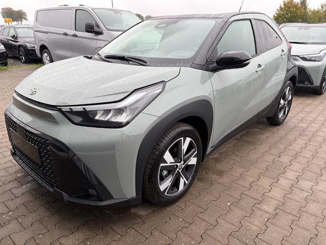 Toyota Aygo X - Pulse 1.5 Hybrid 115PS CVT/AUTOMATIK, 3 Jahre Garantie, 17" Alufelgen, Uni-Lackierung Tarragon /Dach schwarz, Privacy-Glas, Sitzheizung, R&uuml;ckfahrkamera, Klimaautomatik, Audiosystem 9" + Smartphone-Integration, Lederlenkrad, ACC, ZV mit Fernbedienung