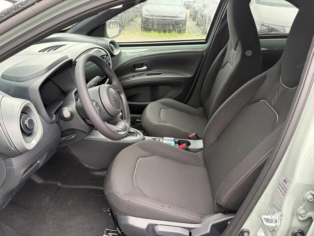 Toyota Aygo X Pulse 1.5 Hybrid 115PS CVT/AUTOMATIK, 3 Jahre Garantie, 17" Alufelgen, Uni-Lackierung Tarragon /Dach schwarz, Privacy-Glas, Sitzheizung, R&uuml;ckfahrkamera, Klimaautomatik, Audiosystem 9" + Smartphone-Integration, Lederlenkrad, ACC, ZV mit Fernbedienung 