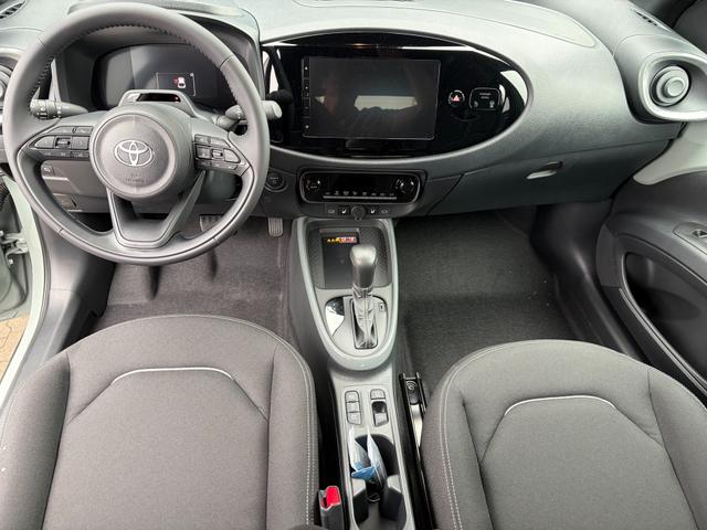 Toyota Aygo X Pulse 1.5 Hybrid 115PS CVT/AUTOMATIK, 3 Jahre Garantie, 17" Alufelgen, Uni-Lackierung Tarragon /Dach schwarz, Privacy-Glas, Sitzheizung, R&uuml;ckfahrkamera, Klimaautomatik, Audiosystem 9" + Smartphone-Integration, Lederlenkrad, ACC, ZV mit Fernbedienung 