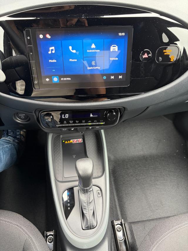 Toyota Aygo X Pulse 1.5 Hybrid 115PS CVT/AUTOMATIK, 3 Jahre Garantie, 17" Alufelgen, Uni-Lackierung Tarragon /Dach schwarz, Privacy-Glas, Sitzheizung, R&uuml;ckfahrkamera, Klimaautomatik, Audiosystem 9" + Smartphone-Integration, Lederlenkrad, ACC, ZV mit Fernbedienung 