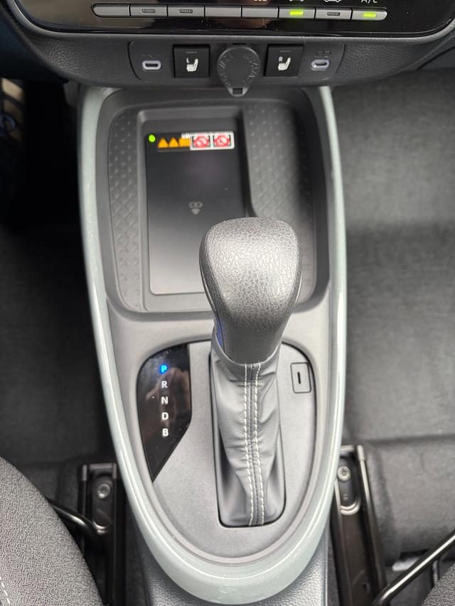 Toyota Aygo X Pulse 1.5 Hybrid 115PS CVT/AUTOMATIK, 3 Jahre Garantie, 17" Alufelgen, Uni-Lackierung Tarragon /Dach schwarz, Privacy-Glas, Sitzheizung, R&uuml;ckfahrkamera, Klimaautomatik, Audiosystem 9" + Smartphone-Integration, Lederlenkrad, ACC, ZV mit Fernbedienung 