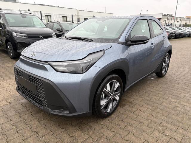 Toyota Aygo X - Play 1.5 Hybrid 115PS CVT/AUTOMATIK, Celestite Grey Metallic , 3 Jahre Garantie, 17" Alufelgen, Sitzheizung, R&uuml;ckfahrkamera, Klimaautomatik, Audiosystem 9" + Smartphone-Integration, Lederlenkrad, ACC, ZV mit Fernbedienung