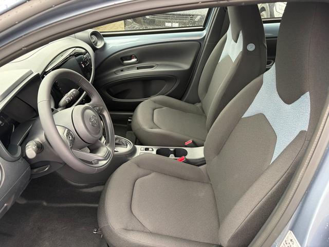 Toyota Aygo X Play 1.5 Hybrid 115PS CVT/AUTOMATIK, Celestite Grey Metallic , 3 Jahre Garantie, 17" Alufelgen, Sitzheizung, R&uuml;ckfahrkamera, Klimaautomatik, Audiosystem 9" + Smartphone-Integration, Lederlenkrad, ACC, ZV mit Fernbedienung 