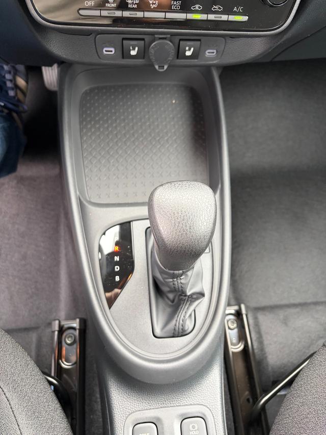 Toyota Aygo X Play 1.5 Hybrid 115PS CVT/AUTOMATIK, Celestite Grey Metallic , 3 Jahre Garantie, 17" Alufelgen, Sitzheizung, R&uuml;ckfahrkamera, Klimaautomatik, Audiosystem 9" + Smartphone-Integration, Lederlenkrad, ACC, ZV mit Fernbedienung 