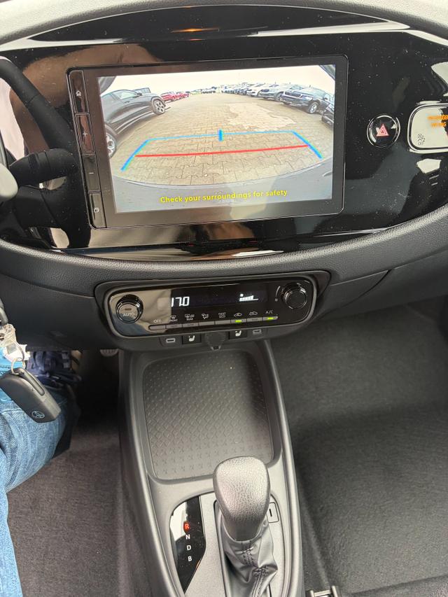 Toyota Aygo X Play 1.5 Hybrid 115PS CVT/AUTOMATIK, Celestite Grey Metallic , 3 Jahre Garantie, 17" Alufelgen, Sitzheizung, R&uuml;ckfahrkamera, Klimaautomatik, Audiosystem 9" + Smartphone-Integration, Lederlenkrad, ACC, ZV mit Fernbedienung 