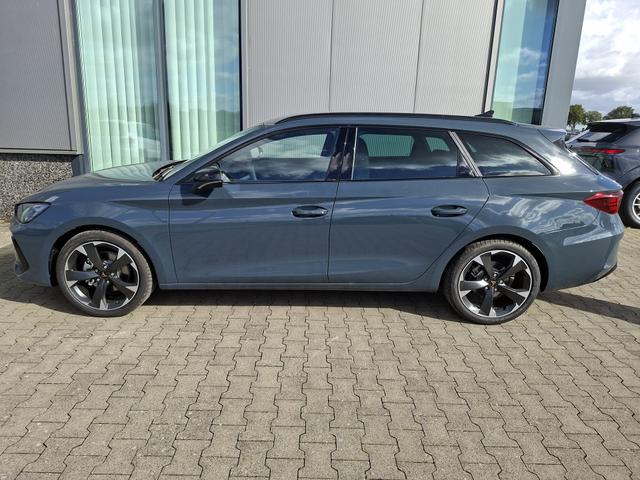 Cupra Leon Sportstourer - Basis 1.5 eTSI 150PS DSG (AUTOMATIK), Fjord-Blau, 18" Alu Garbi, Sitzheizung, M-Lederlenkrad beheizt, Parksensoren vorne und hinten, Adaptiver Tempomat, 3-Zonen-Climatronic, Radio 12,9" + Full Link (Navi-Funktion &uuml;ber Smartphone), Elektr. Heckklappe
