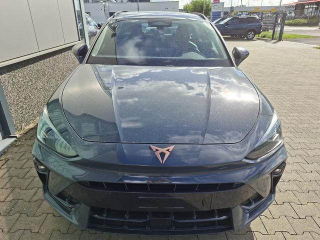 Cupra Leon Sportstourer Basis 1.5 eTSI 150PS DSG (AUTOMATIK), Fjord-Blau, 18" Alu Garbi, Sitzheizung, M-Lederlenkrad beheizt, Parksensoren vorne und hinten, Adaptiver Tempomat, 3-Zonen-Climatronic, Radio 12,9" + Full Link (Navi-Funktion &uuml;ber Smartphone), Elektr. Heckklappe 