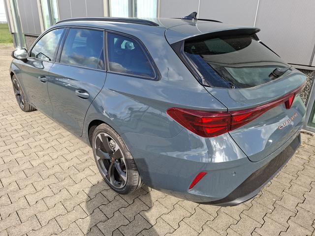 Cupra Leon Sportstourer Basis 1.5 eTSI 150PS DSG (AUTOMATIK), Fjord-Blau, 18" Alu Garbi, Sitzheizung, M-Lederlenkrad beheizt, Parksensoren vorne und hinten, Adaptiver Tempomat, 3-Zonen-Climatronic, Radio 12,9" + Full Link (Navi-Funktion &uuml;ber Smartphone), Elektr. Heckklappe 