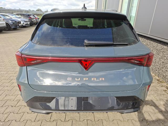 Cupra Leon Sportstourer Basis 1.5 eTSI 150PS DSG (AUTOMATIK), Fjord-Blau, 18" Alu Garbi, Sitzheizung, M-Lederlenkrad beheizt, Parksensoren vorne und hinten, Adaptiver Tempomat, 3-Zonen-Climatronic, Radio 12,9" + Full Link (Navi-Funktion &uuml;ber Smartphone), Elektr. Heckklappe 