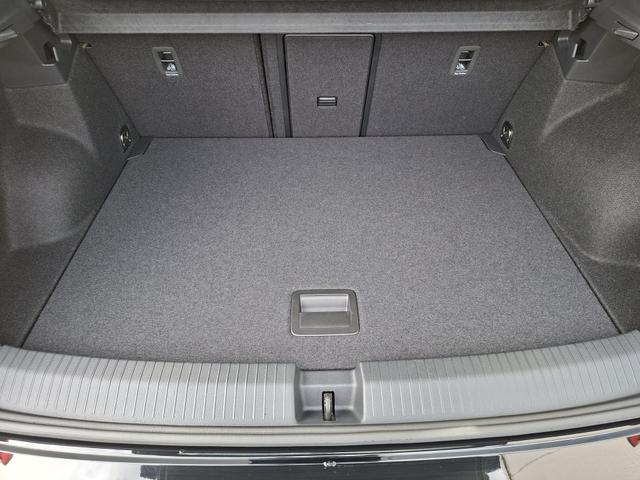 Volkswagen T-Roc Style Modell 2025, 1.5 TSI 150PS DSG, Schwarz-Met, Elektr. Heckklappe, ACC, Virtual Cockpit, Climatronic, ParkAssist, Parksensoren v/h, R&uuml;ckfahrkamera, Sitzheizung, Privacy-Glas, M-Lederlenkrad beheizt, 19" ALU "Misano" schwarz, IQ LIGHT MATRIX, Keyless 