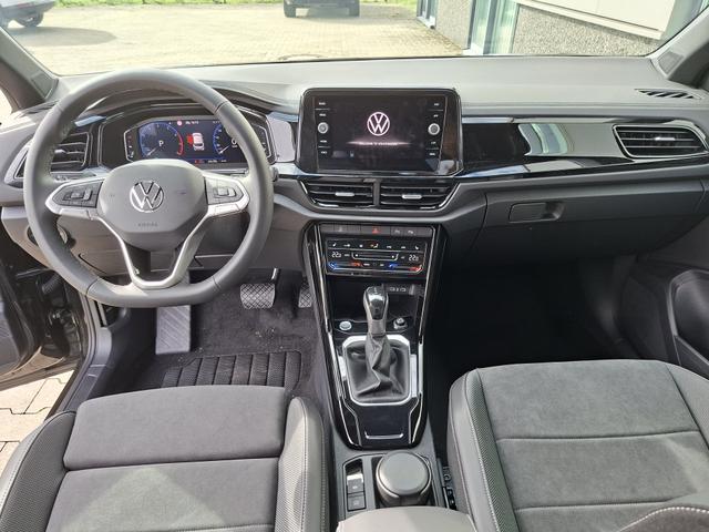 Volkswagen T-Roc Style Modell 2025, 1.5 TSI 150PS DSG, Schwarz-Met, Elektr. Heckklappe, ACC, Virtual Cockpit, Climatronic, ParkAssist, Parksensoren v/h, R&uuml;ckfahrkamera, Sitzheizung, Privacy-Glas, M-Lederlenkrad beheizt, 19" ALU "Misano" schwarz, IQ LIGHT MATRIX, Keyless 